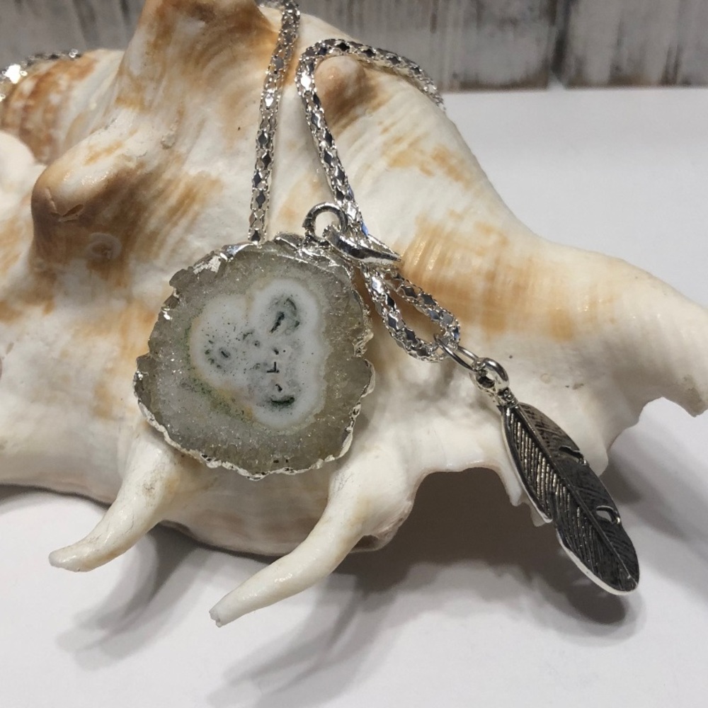 NWOT Stunning Small Solar Quartz Pendant– W44677-2